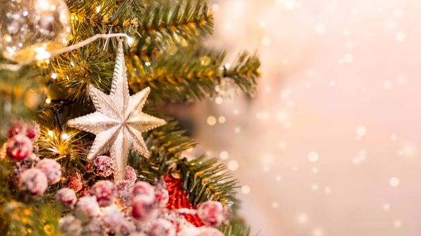 Kerstboom met glanzende decoraties. Fir boom versierd met gloeilampen en ster voor nieuwjaarsviering. Banner met kopieerruimte. - Foto, afbeelding