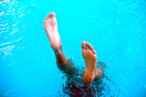 Fiatal tizenéves fiú, búvárkodás a medencében - Fotó, kép
