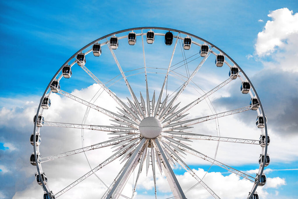 Ferris wheel on a background of blue sky. amusement park ride - Fotoğraf, Görsel