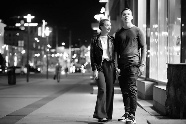 Belo casal em um encontro em uma cidade noturna ao ar livre
 - Foto, Imagem