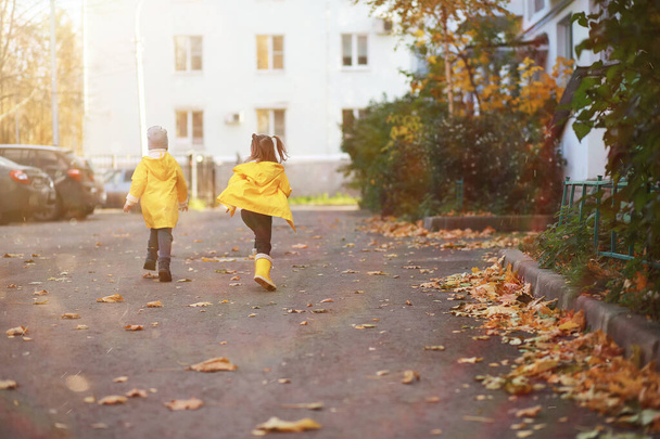 Children walk in the autumn park   - Foto, Imagen