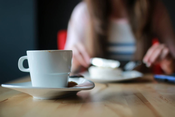 Mädchen in einem Café auf eine Tasse Kaffee mit dem Notizbuch - Foto, Bild