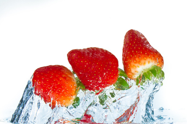 φράουλα στο νερό - Φωτογραφία, εικόνα
