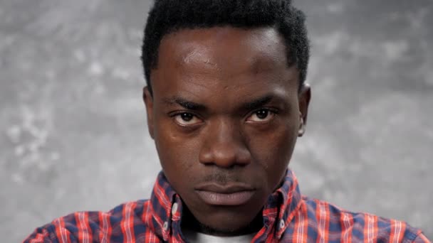 Close up rosto sério adulto afro-americano homem olhando para a câmera - Filmagem, Vídeo