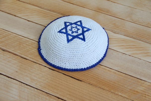 Joodse kippah hoed met ster van David op de houten achtergrond - Foto, afbeelding