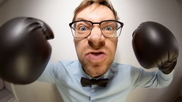 Fisheye portret nerdy zły człowiek z rękawic bokserskich pozowanie przed kamerą. - Materiał filmowy, wideo