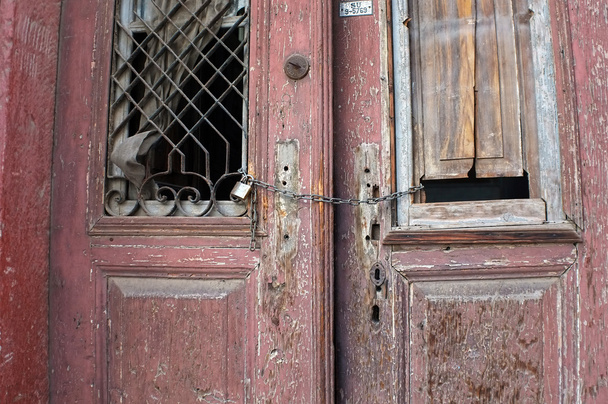 Harabe içinde eski kırmızı kapı - Fotoğraf, Görsel