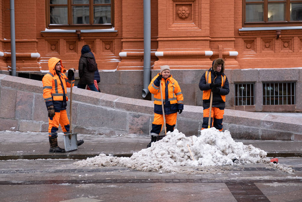 02.12.2021. Russia, Moscow. Heavy snowfall in Moscow - Fotoğraf, Görsel