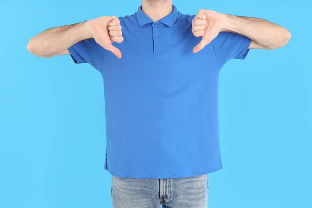 Férfi üres kék póló kék háttér - Fotó, kép
