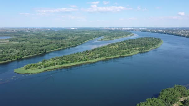 Hava görüntüsü. Ukrayna 'daki Dinyeper nehrinin panoramik manzarası - Video, Çekim