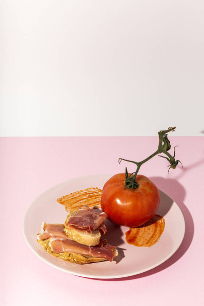 Traditional Spanish Iberian Serrano Ham with tomato. Parma ham Italian antipasto - Foto, afbeelding