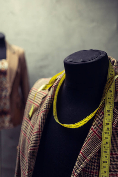 テーラーメイドのマネキンとテープメジャーのスーツジャケット。服工房のコンセプト - 写真・画像