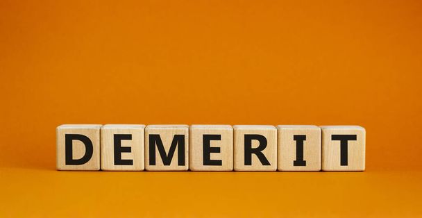 Demerit-Symbol. Das Konzeptwort Demerit auf Holzwürfeln. Schöne orangefarbene Tabelle, orangefarbener Hintergrund, Kopierraum. Geschäfts- und Leistungskonzept. - Foto, Bild