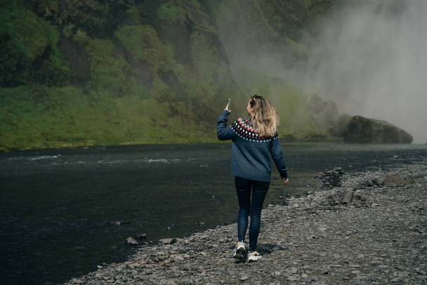 A cachoeira Skogarfoss no sul da Islândia com turistas. Foto de alta qualidade - Foto, Imagem