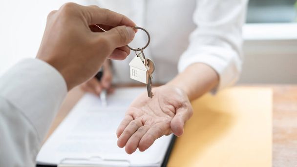 Agente de bienes raíces y contrato de firma de clientes para comprar casa, seguros o préstamos inmobiliarios. - Foto, imagen