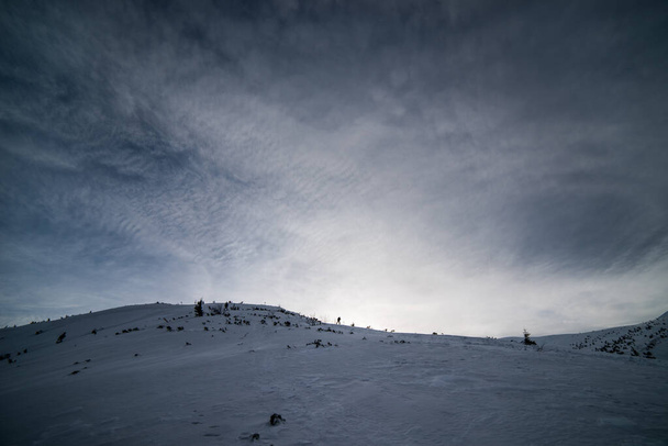 Зимові гори зі снігом під темним зимовим небом
. - Фото, зображення