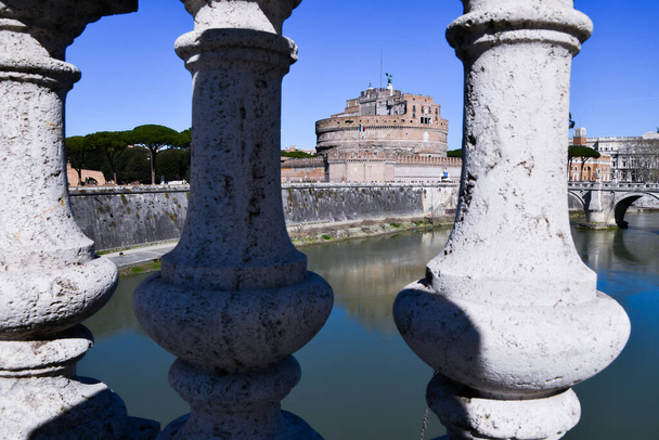 Mausoléu de Adriano visto através de colunas da ponte nas proximidades do rio Tevere, Roma - atração da Itália - Foto, Imagem