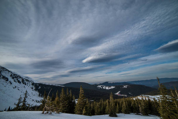 Winter mountains with snow under a dark winter sky. - Foto, Bild