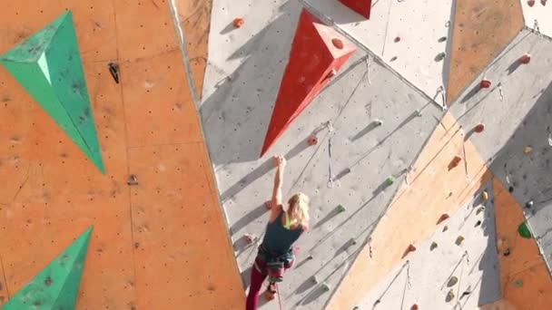 kaunis tyttö kiipeää kiipeilyseinä - Materiaali, video