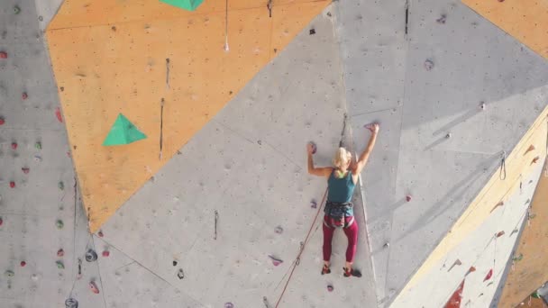 beautiful girl climbs the climbing wall - Footage, Video