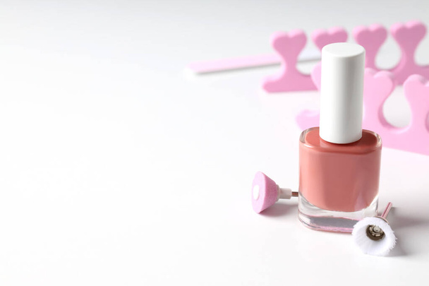 Concepto de cuidado de uñas con accesorios de manicura sobre fondo blanco - Foto, Imagen