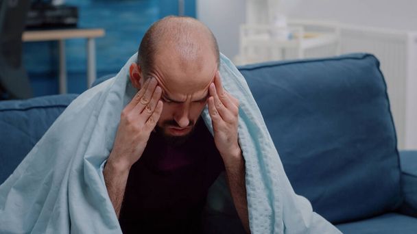 Lähikuva sairas mies hankausta temppeleitä parantaa migreeni - Valokuva, kuva