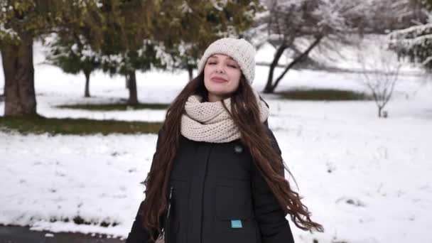 Šťastná žena kráčí v zimním lese - Záběry, video
