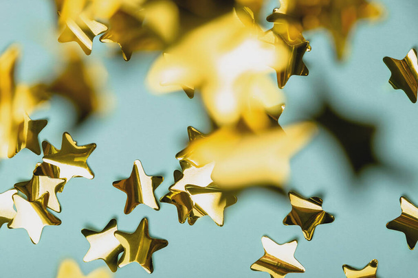 Uçan altın konfeti yıldızlarıyla dolu bir arka plan. Mavi arka plan. Duvar Kağıdı - Fotoğraf, Görsel