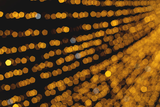Guirnalda ligera de Navidad sobre fondo oscuro. Imagen borrosa. Fondos de pantalla. - Foto, imagen