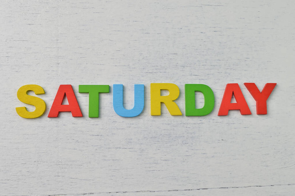 カラフルな木製のアルファベットとテキスト土曜日。幸せな土曜日のコンセプト - 写真・画像