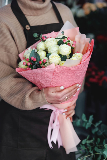 Beautiful bouquet of mixed flowers in the female florist hands. Beautiful fresh bouquet. Delivery fresh cut flower. Floral shop - Foto, afbeelding