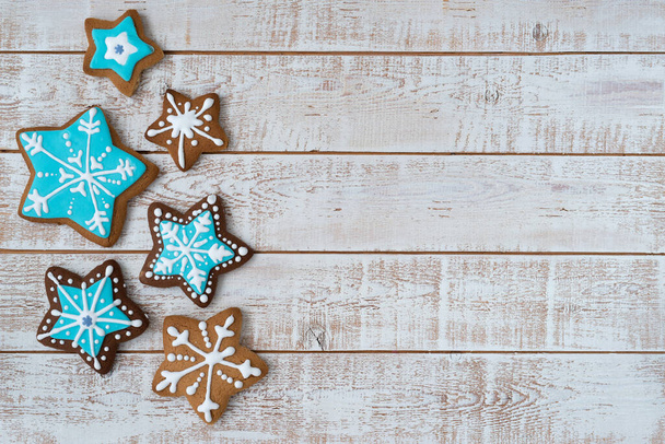 Frame gemaakt met verschillende kerst peperkoek koekjes op rustieke houten achtergrond, bovenaanzicht. Ruimte voor tekst - Foto, afbeelding