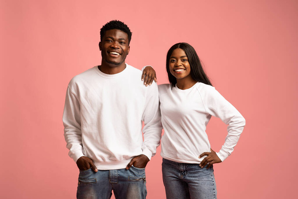 Attraktive afrikanisch-amerikanische Millennial-Mann und Frau posieren zusammen - Foto, Bild