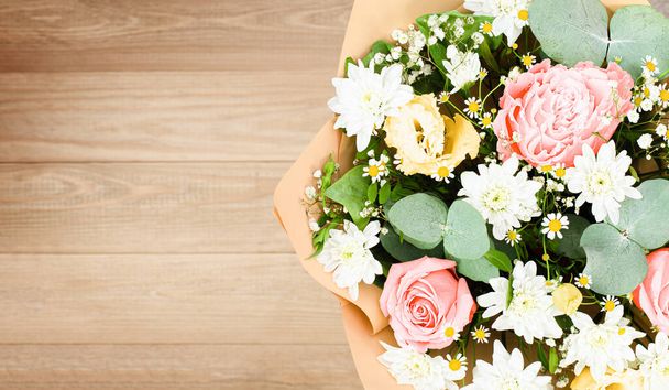 μπουκέτο λουλούδια σε ένα ξύλινο τραπέζι πάνω όψη - Φωτογραφία, εικόνα