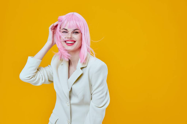 γυναίκα με ροζ μαλλιά σε σακάκι που θέτει απομονωμένο φόντο - Φωτογραφία, εικόνα