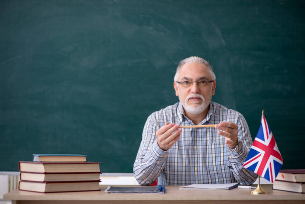 Старий вчитель англійської мови в класі
 - Фото, зображення
