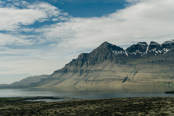 Eine atemberaubende isländische Landschaft in Island. Hochwertiges Foto - Foto, Bild