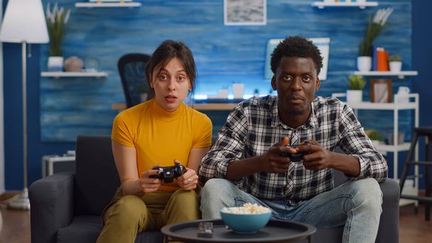 Moderní mezirasový pár hraje s joystickem pro videohry - Fotografie, Obrázek