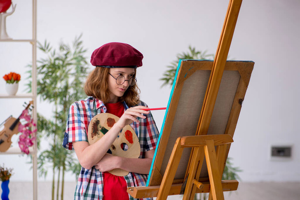 Молода дівчина насолоджується живописом вдома
 - Фото, зображення