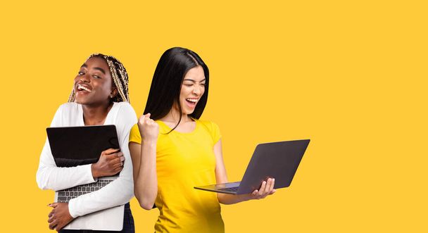 Sarı Arkaplan ve Kolaj Üzerinde Başarı Kutlaması Dizüstü Bilgisayarlı İki Çok Irklı Kadın - Fotoğraf, Görsel