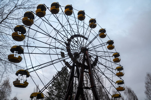 Opuštěné ruské kolo v zábavním parku v Pripyatu. Vylučovací zóna Černobylu, Ukrajina - Fotografie, Obrázek