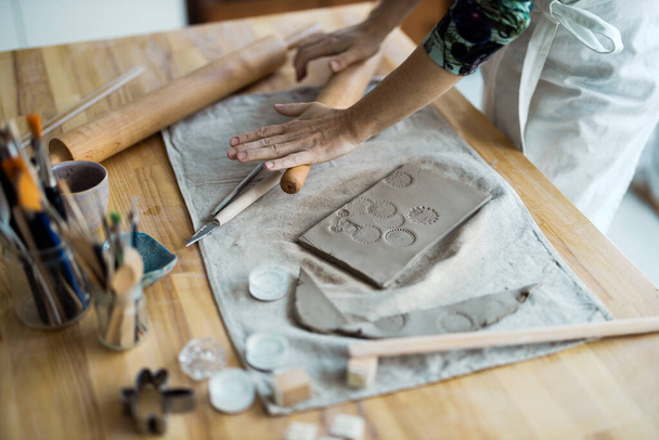 Close-up of craftswoman working on her pottery in workshop - Fotografie, Obrázek