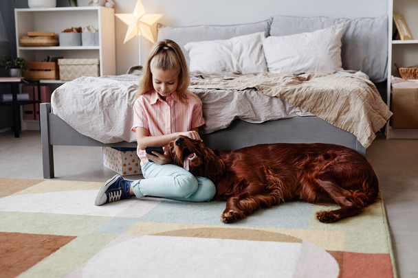 Girl Playing with Dog at Home - Foto, Imagem