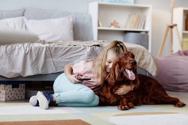 Evde Köpeğe Kucaklayan Kız - Fotoğraf, Görsel