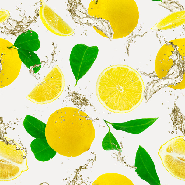 Безшовний візерунок соковитих стиглих шматочків лимона, що літають Падіння з соковитими бризками ізольовано на білому тлі. Творче компонування
 - Фото, зображення