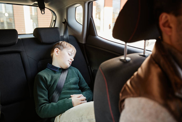 Chlapec spí v autě - Fotografie, Obrázek
