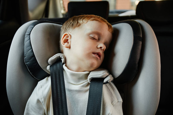 Kisfiú alszik az autóban - Fotó, kép