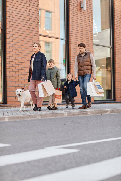 Familie verlässt Einkaufszentrum - Foto, Bild