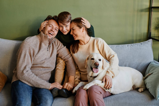 Huoleton perhe kotona - Valokuva, kuva