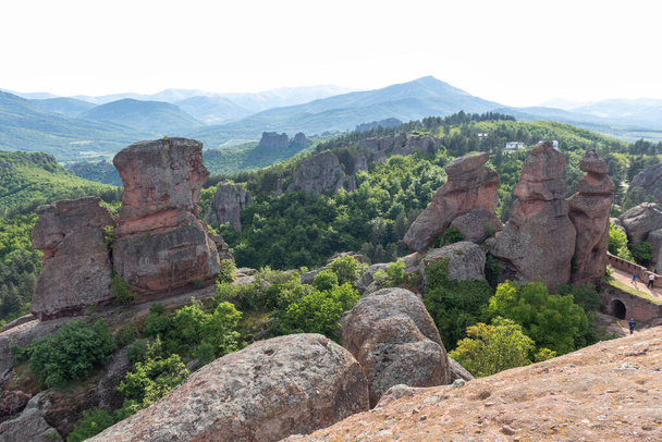 BELOGRADCHIK, BULGARIE - 22 MAI 2021 : Ruines de la forteresse médiévale de Belogradchik connue sous le nom de Kaleto, région de Vidin, Bulgarie - Photo, image